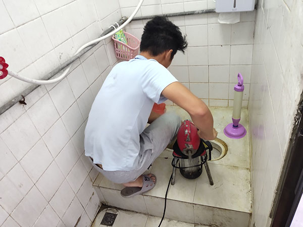 路北肥皂掉到马桶里把马桶堵住了怎么办？马桶堵住了怎么办